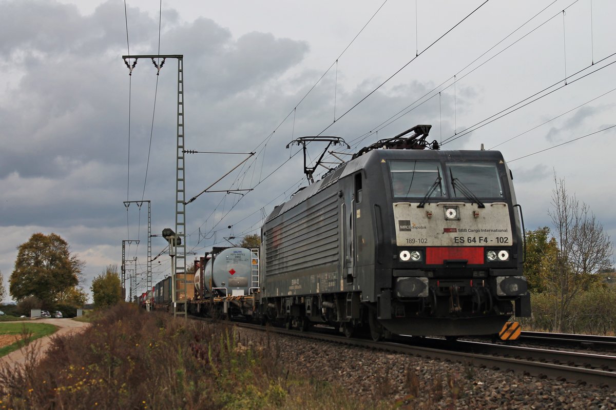 Mit einem langen Containerzug fuhr am 28.10.2017 die MRCE/SBBCI ES 64 F4-102 (189 102-7)  SBB Cargo International  nördlich von Müllheim (Baden) durchs Rheintal in Richtung Schweiz.