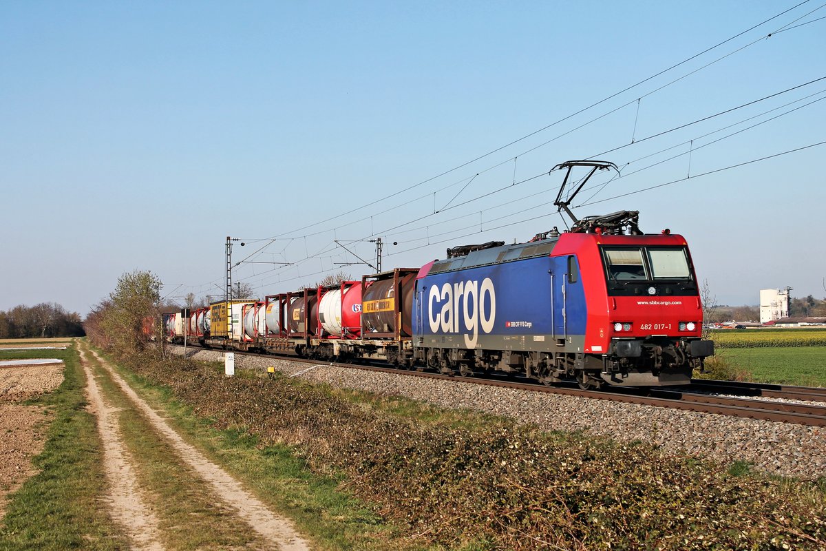 Mit einem langen Containerzug nach Italien fuhr am späten Nachmittag des 01.04.2020 die Re 482 017-1 südlich von Buggingen über die Rheintalbahn durchs Markgräflerland in Richtung Schweizer Grenze.
