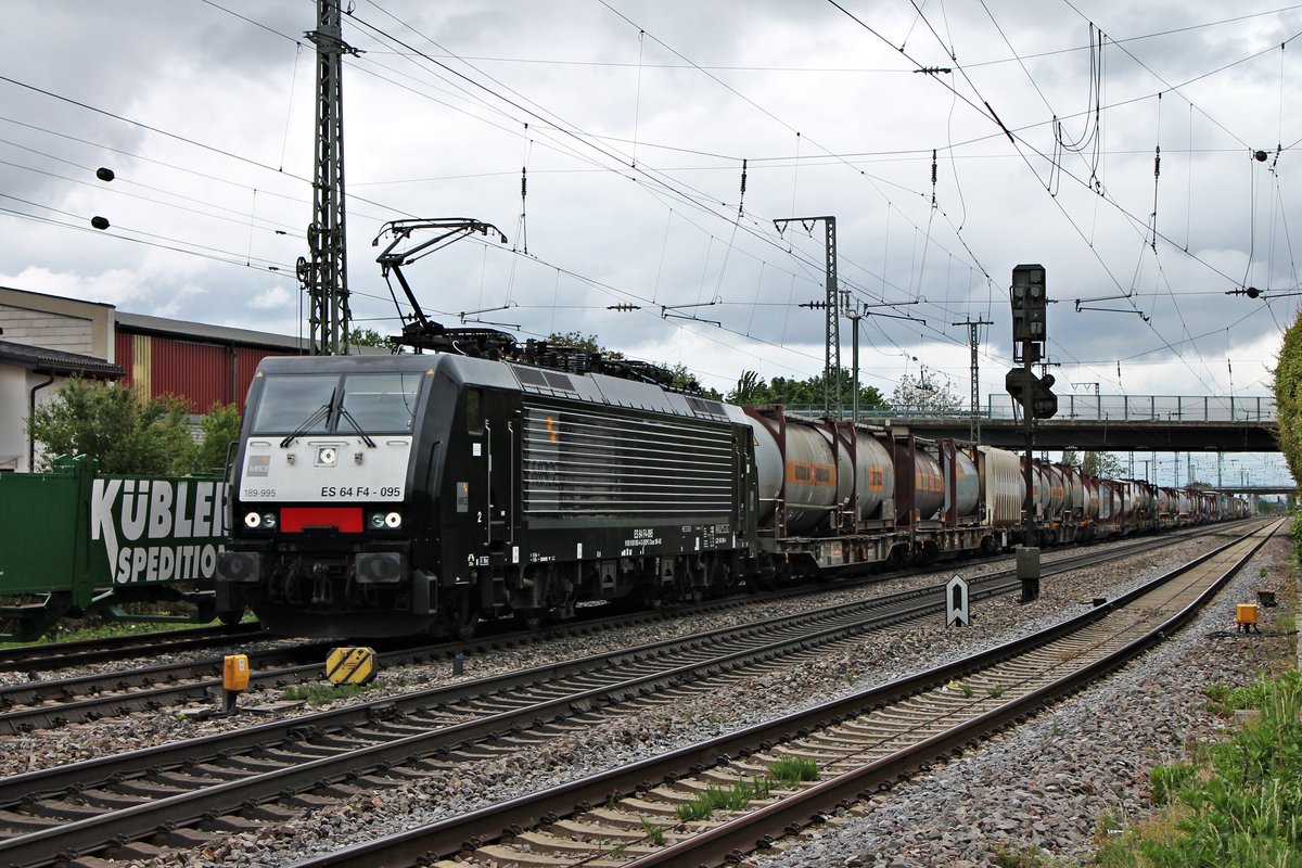 Mit einem langen Containerzug nach Italien fuhr am Mittag des 01.05.2020 die MRCE/SBBCI ES 64 F4-095 (189 995-4) durch den Bahnhof von Müllheim (Baden) über die Rheintalbahn in Richtung Schweiz.