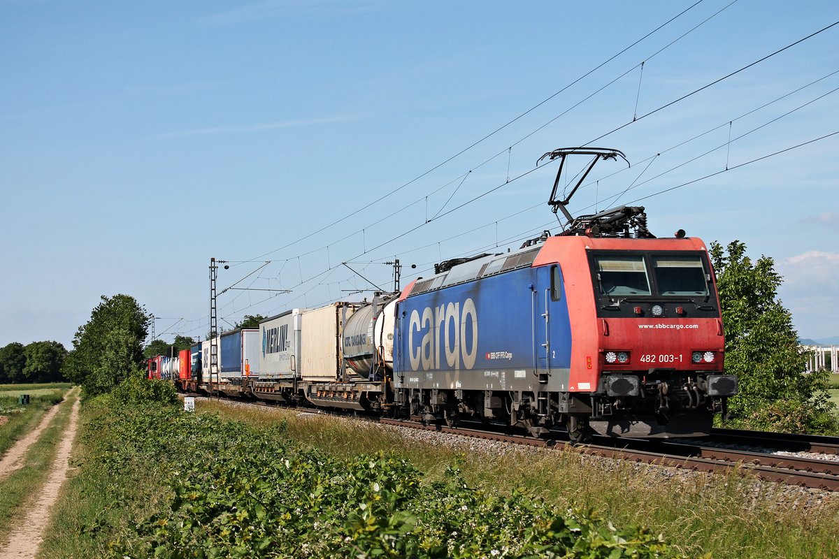 Mit einem langen Containerzug nach Italien fuhr am späten Nachmittag des 26.05.2020 die Re 482 003-1, welche den Zug bis Basel SBB RB bespannte, zwishcen Buggingen und Hügelheim über die Rheintalbahn in Richtung Müllheim (Baden).