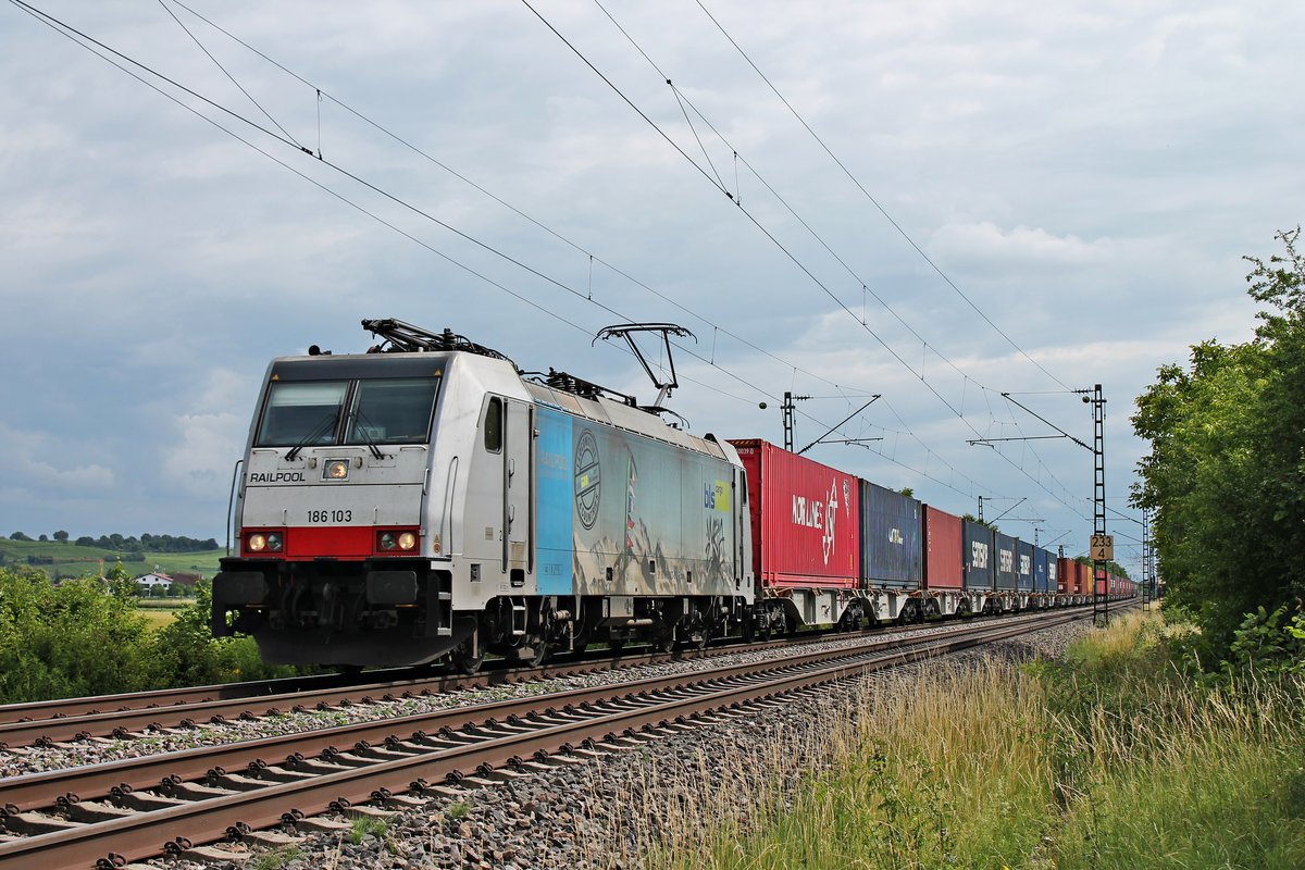Mit einem langen Containerzug nach Rotterdam Waalhaven fuhr am späten Nachmittag des 15.06.2020 die Rpool/BLSC 186 103  1 Locomotive - 4 Countries  nördlich von Hügelheim über die KBS 702 (Rheintalbahn) in Richtung Freiburg (Breisgau).