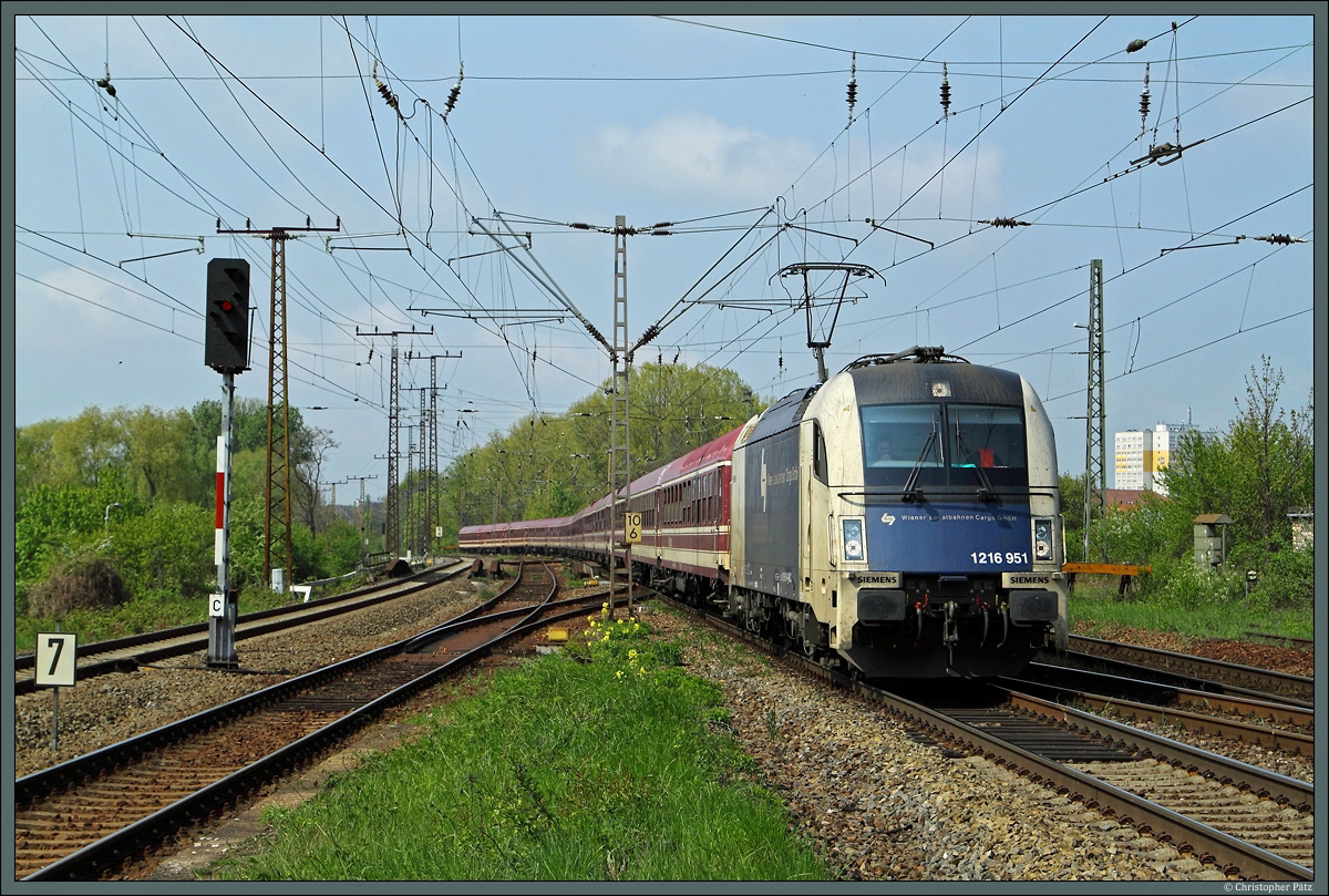 Mit einem langen Fußballsonderzug aus Darmstadt erreicht 1216 951-4 der Wiener Lokalbahnen Cargo am 19.04.2014 den Bahnhof Leipzig-Thekla.