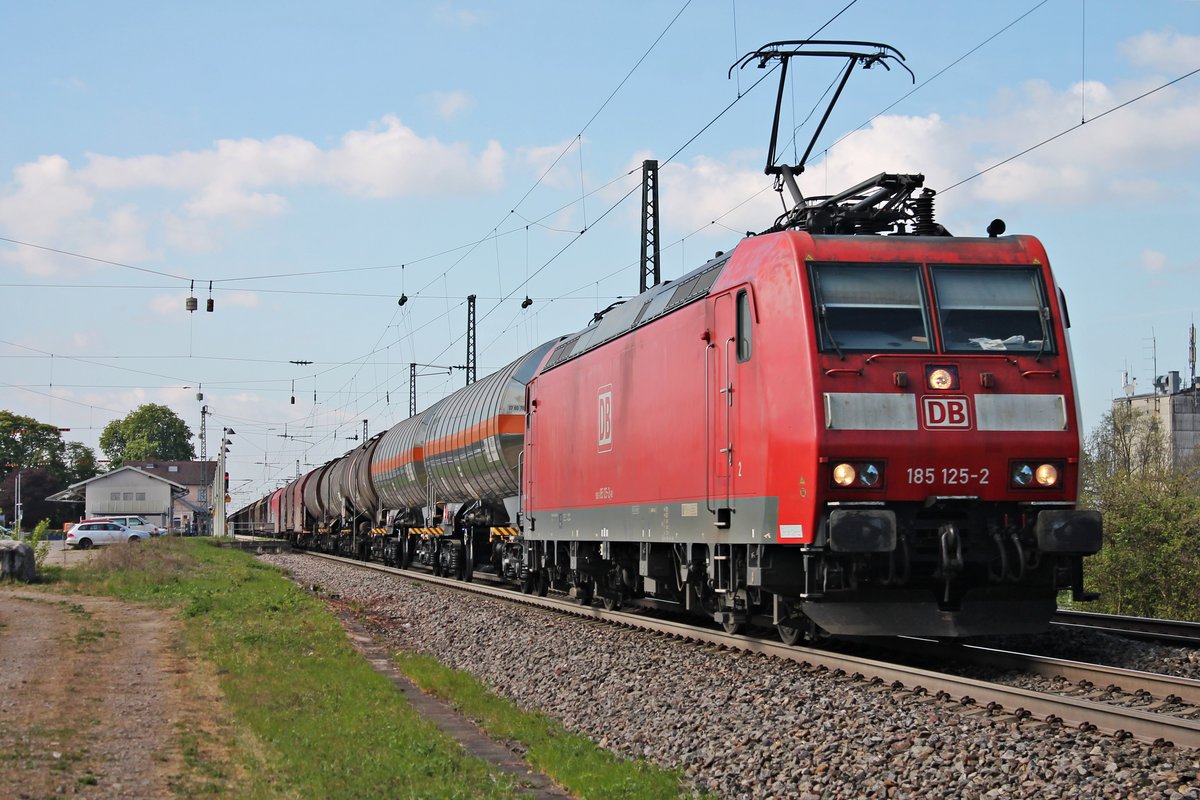 Mit einem langen gemischten Güterzug (Chiasso - Mannheim Rbf) fuhr am 13.04.2017 die 185 125-2 durchs Rheintal, als sie in Heitersheim gen Norden fuhr.