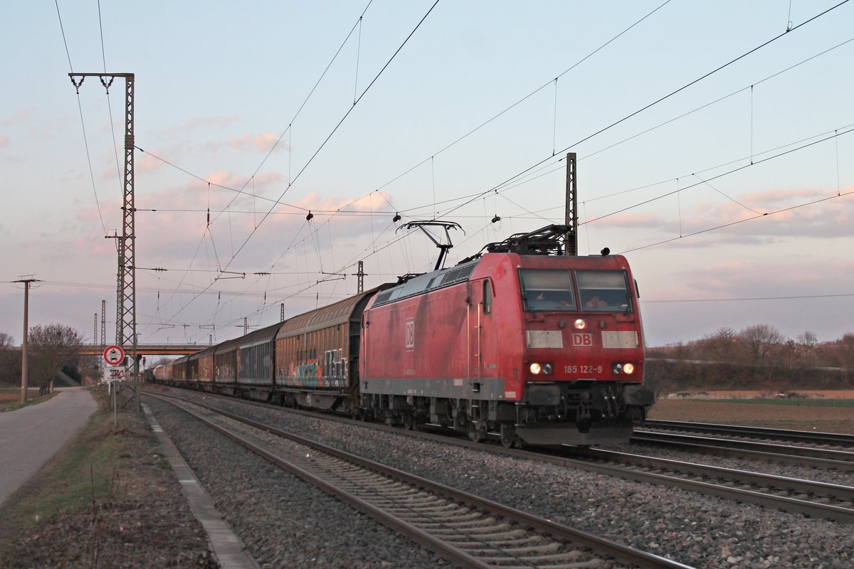 Mit einem langen gemischten Güterzug (Mannehim Rbf - Chiasso Smistamento) fuhr am Abend des 28.02.2019 die 185 122-9 durch die Gleisanlagen vom Bahnhof Müllheim (Baden) in Richtung Schweiz.