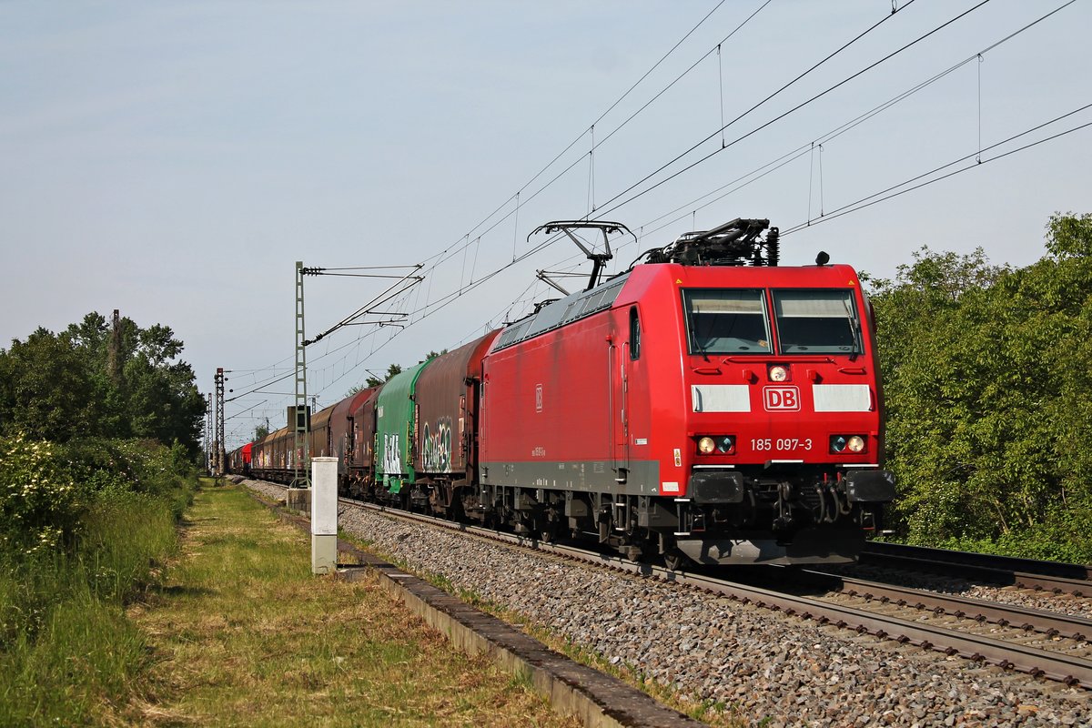 Mit einem langen gemischten Güterzug (Mannheim Rbf - Chiasso Smistamento) fuhr am Nachmittag des 24.05.2019 die 185 097-3 südlich vom Haltepunkt Buggingen über diue Rheintalbahn in Richtung Schweizer Grenze.