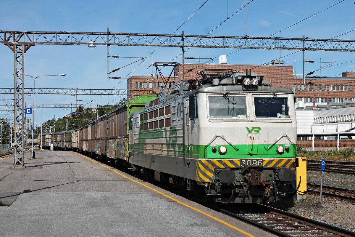 Mit einem langen gemischten Güterzug fuhr am Nachmittag des 09.07.2019 die Sr1 3086 über Gleis 3 durch den Bahnhof von Oulu in Richtung Güterbahnhof.