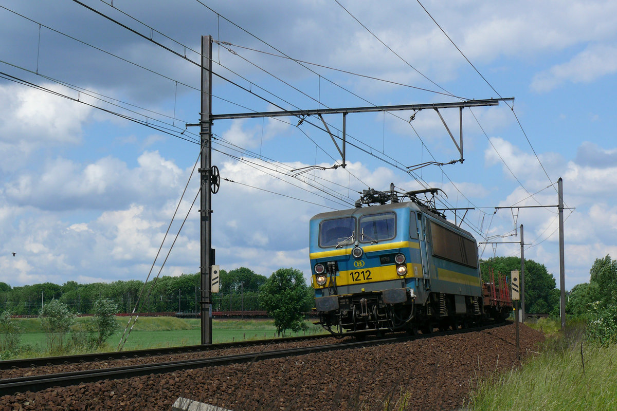 Mit einem langen Güterzug am Haken befährt die 1212 der SNCB/NMBS den Gleisbogen bei Ekeren. Aufnahme vom 12/06/2010.