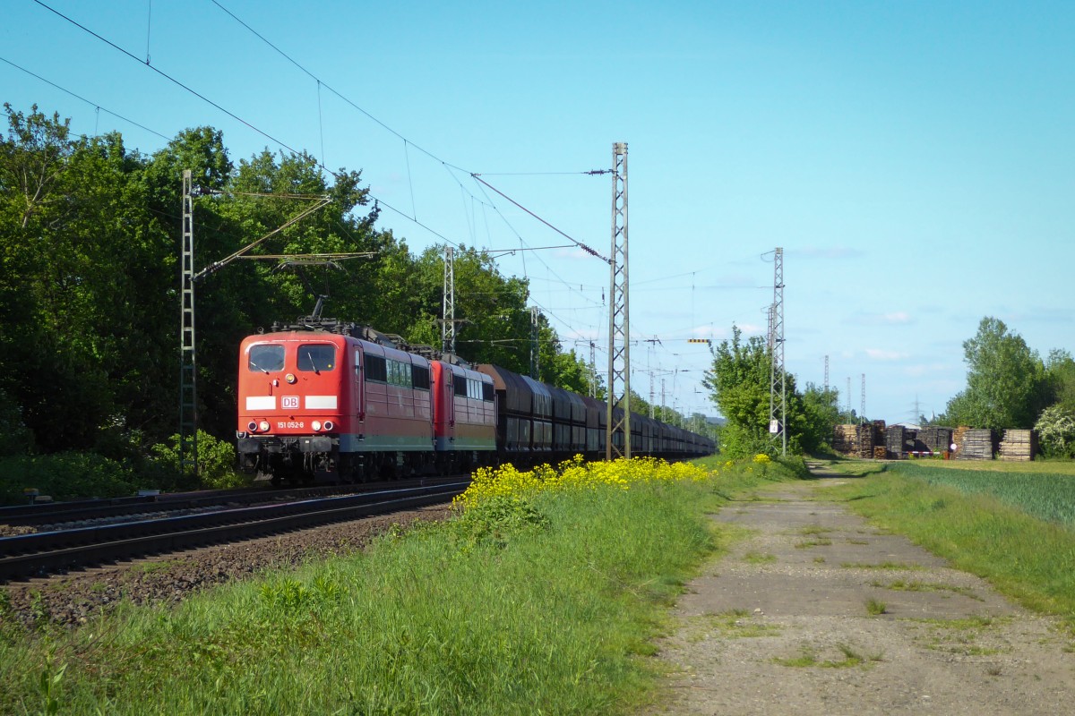 Mit einem langen Güterzug am Haken rollen 151 052 und Schwesterlok durch Menden Richtung Süden. Aufgenommen am 03/05/2014.