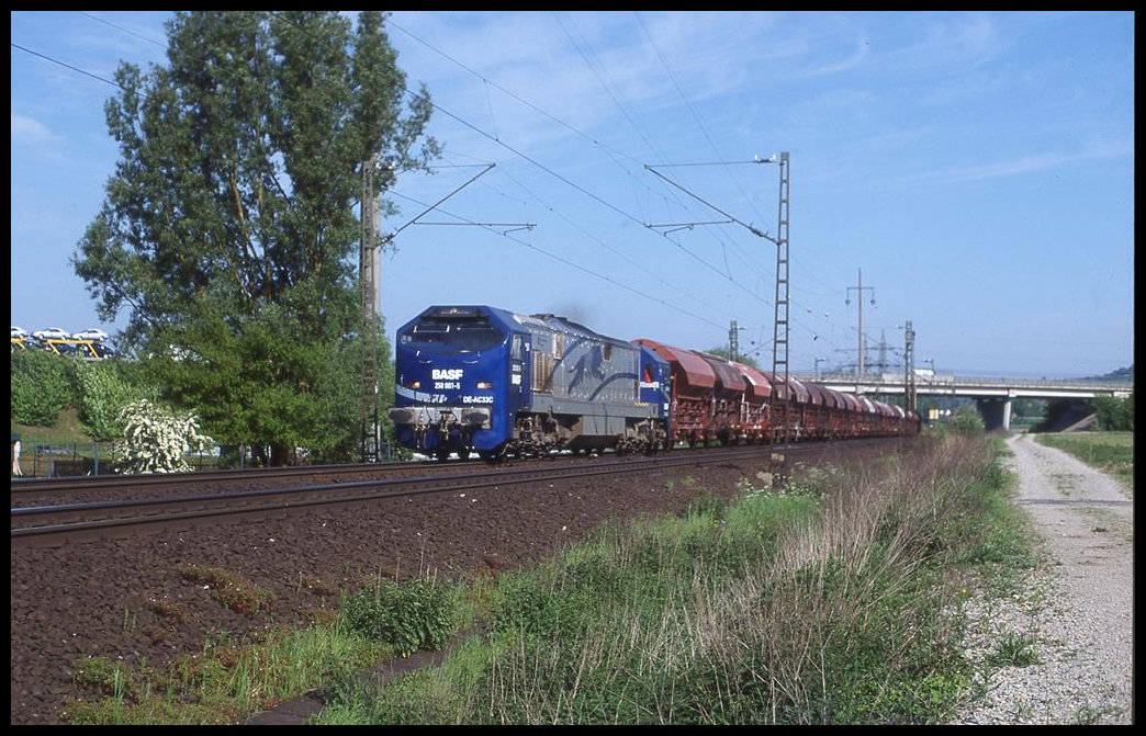 Mit einem langen Güterzug fuhrm am 17.5.1999 der Blue Tiger von BASF 250001 um 9.18 Uhr bei Hünfeld Richtung Süden.