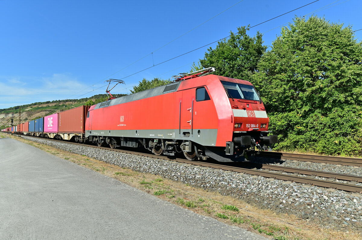 Mit einem langen Kastelzug kommt mir die 152 084-0 am Freitag den 2.9.2022 in Thüngersheim vor die Fotokiste gefahren und das gen Würzburg.