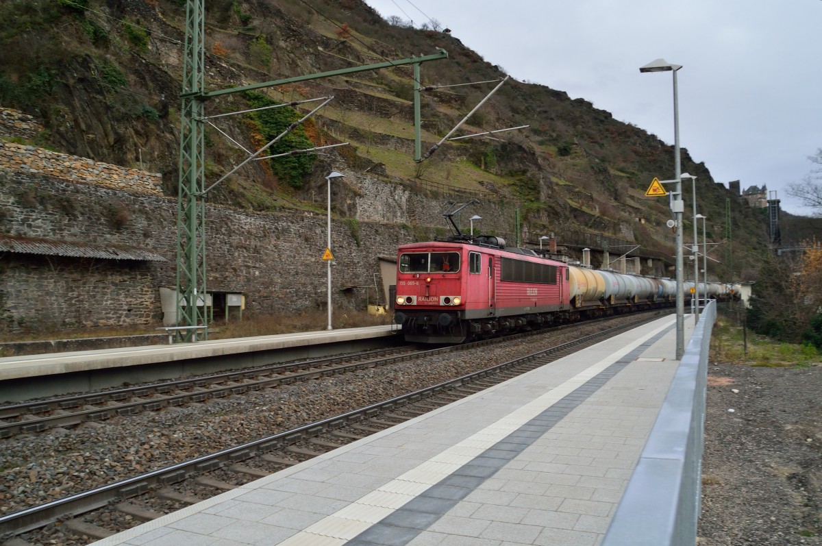 Mit einem langen Kesselwagenzug kommt die 155 065-6 in den Bahnhof St. Goarshausen eingefahren. 20.2.2014