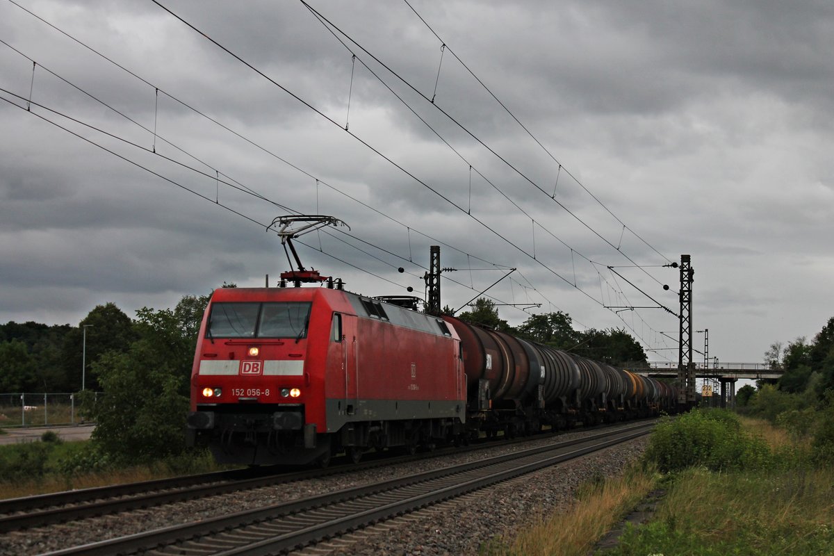 Mit einem langen Kesselzug fuhr am späten Nachmittag des 27.07.2017 die 152 056-8 bei Buggingen in Richtung Freiburg (Breisgau).