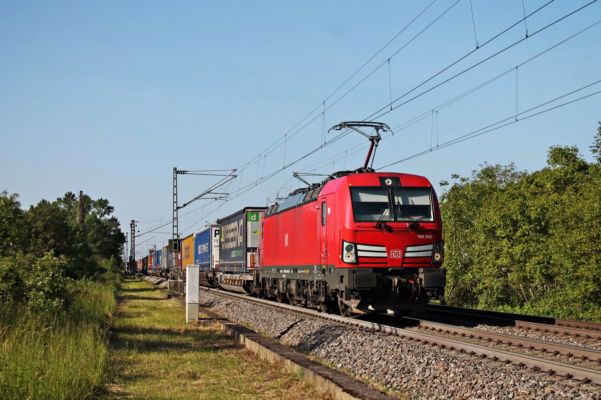 Mit einem langen KLV nach Italien fuhr am Nachmittag des 23.05.2019 die 193 308 südlich vom Haltepunkt Buggingen über die KBS 703 durchs Markgräflerland in Richtung Schweizer Grenze.