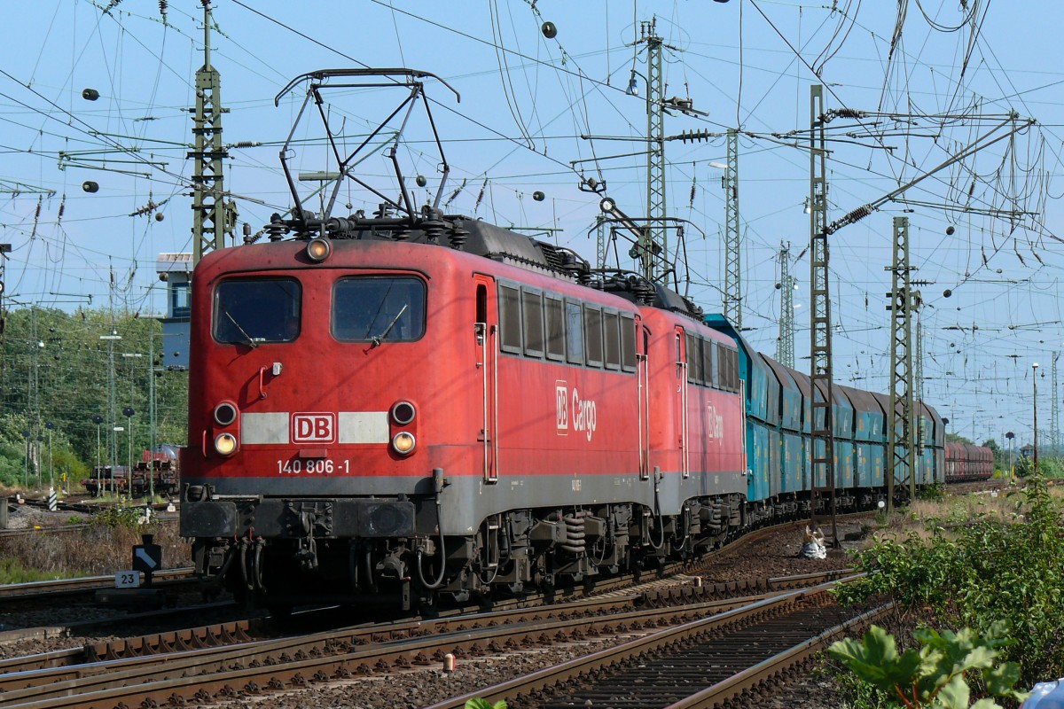 Mit einem langen Kohlenzug am Haken verließen 140 806-1 und Schwesterlok Köln-Gremberg am 17/08/2009.