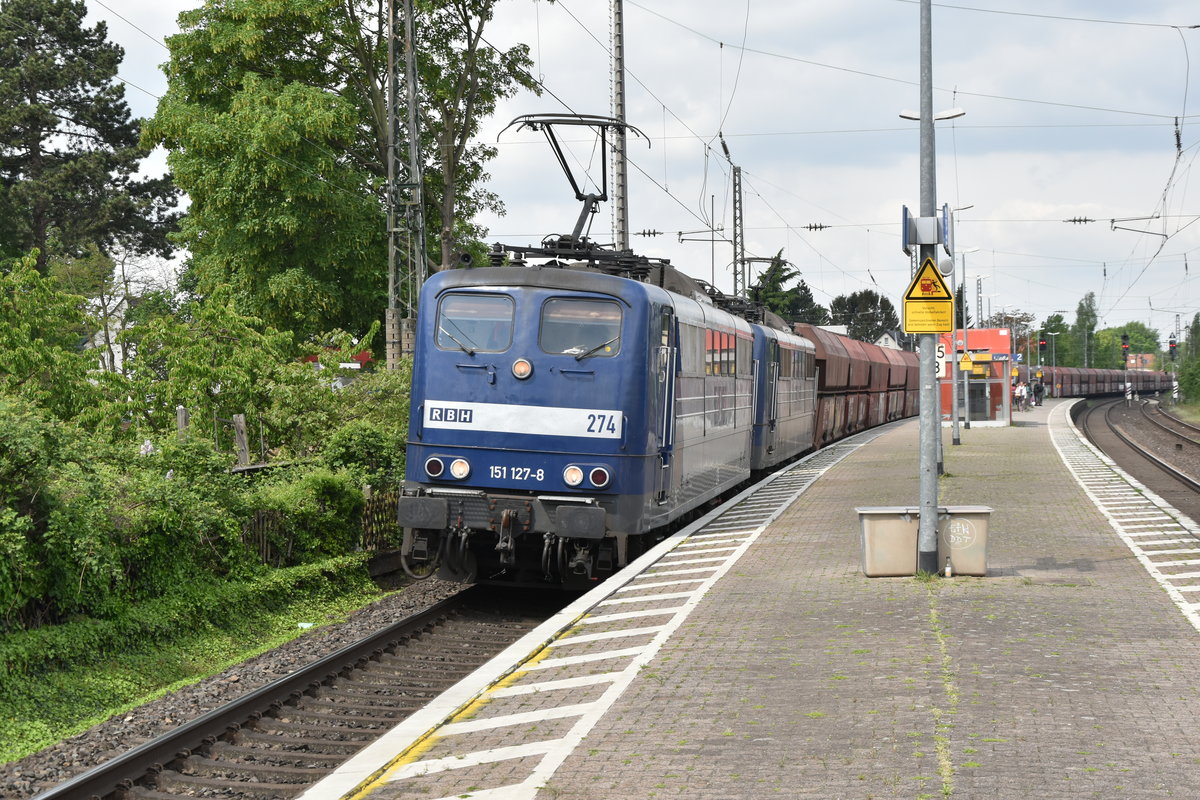 Mit einem langen Kohlezug kommt die RBH 274/151 127-8 mit einem mir unbekannten Schwesterlok durch Roisdorf am ersten Mai 2018 gen Süden gefahren.