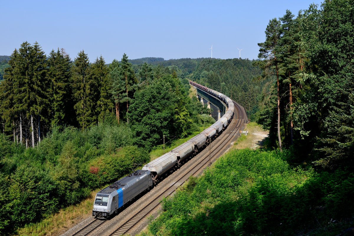 Mit einem langen Leerzug aus Silowagen für den Getreidetransport passierte dann noch die 185 691 von Railpool die famose Fotostelle bei Deining (08. August 2015).