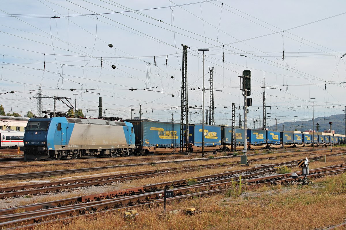 Mit einem langen  LKW Walter -KLV fuhr am 04.10.2017 die ATLU/XRAIL 185 526-1 über Gleis 4 durch Basel Bad Bf in Richtung Norden. (Fotostandpunkt von öffentlich zugänglichen Parkplatz)