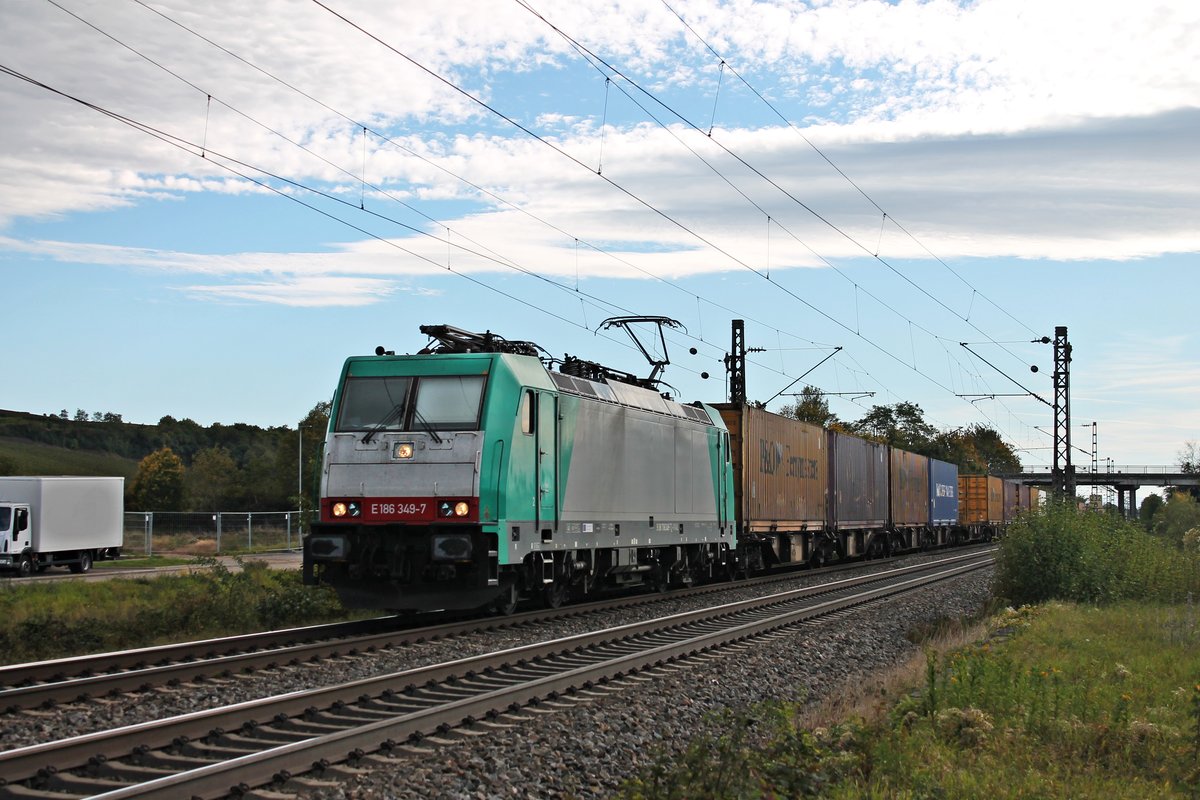 Mit einem langen  P&O -Containerzug fuhr am Nachmittag des 05.10.2017 die ATLU/XRAIL E 186 349-7 bei Buggingen durchs Rheintal in Richtung Freiburg (Breisgau).