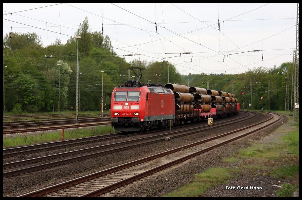 Mit einem langen Röhrenzug in Richtung Norden kam am 11.5.2015 morgens um 7.09 Uhr die DB 185104 durch den Bahnhof Hasbergen. 