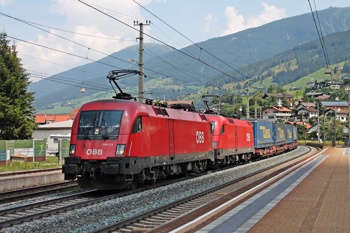 Mit einem langen und schweren  LKW Walter -KLV nach Italien fuhr am Morgen des 03.07.2018 die 1116 172 zusammen mit 1116 175 und der 1116 265 als Schublok durch den Bahnhof von Matrei am Brenner in Richtung Passhöhe.