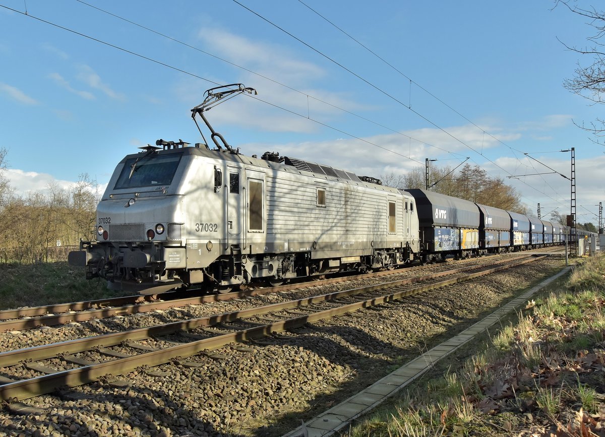 Mit einem langen Selbstentladerzug kommt die Akiem 37 032 bei Kaarst Broicher Seite vor die Linse. 24.2.2017