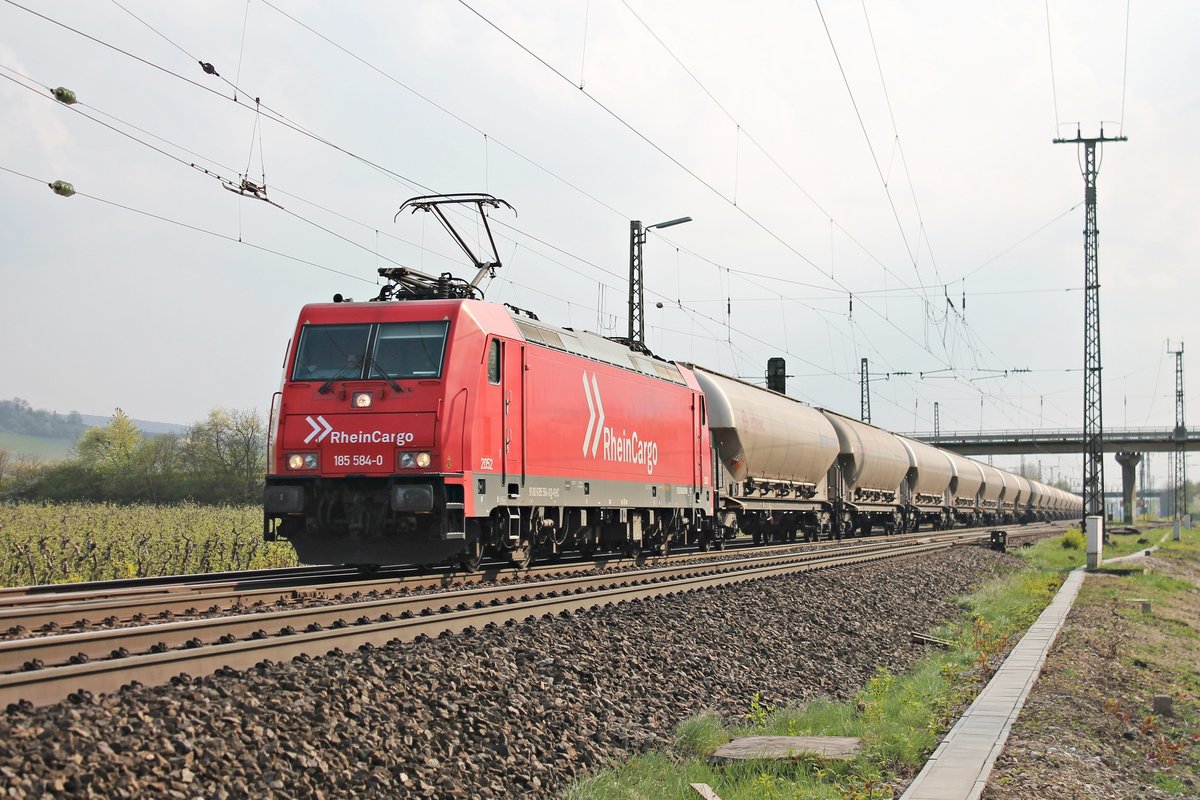 Mit einem langen Silowagenzug fuhr am 03.04.2017 die Maquarie/RHC 2052 (185 584-0) durch die Gleisanlagen von Müllheim (Baden) auf der KBS 703 in Richtung Buggingen.