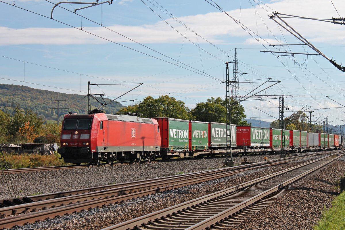Mit einem langen  WETRON -KLV fuhr am 07.10.2017 die 185 078-3 bei Eimeldingen in Richtung Katzenbergtunnel.