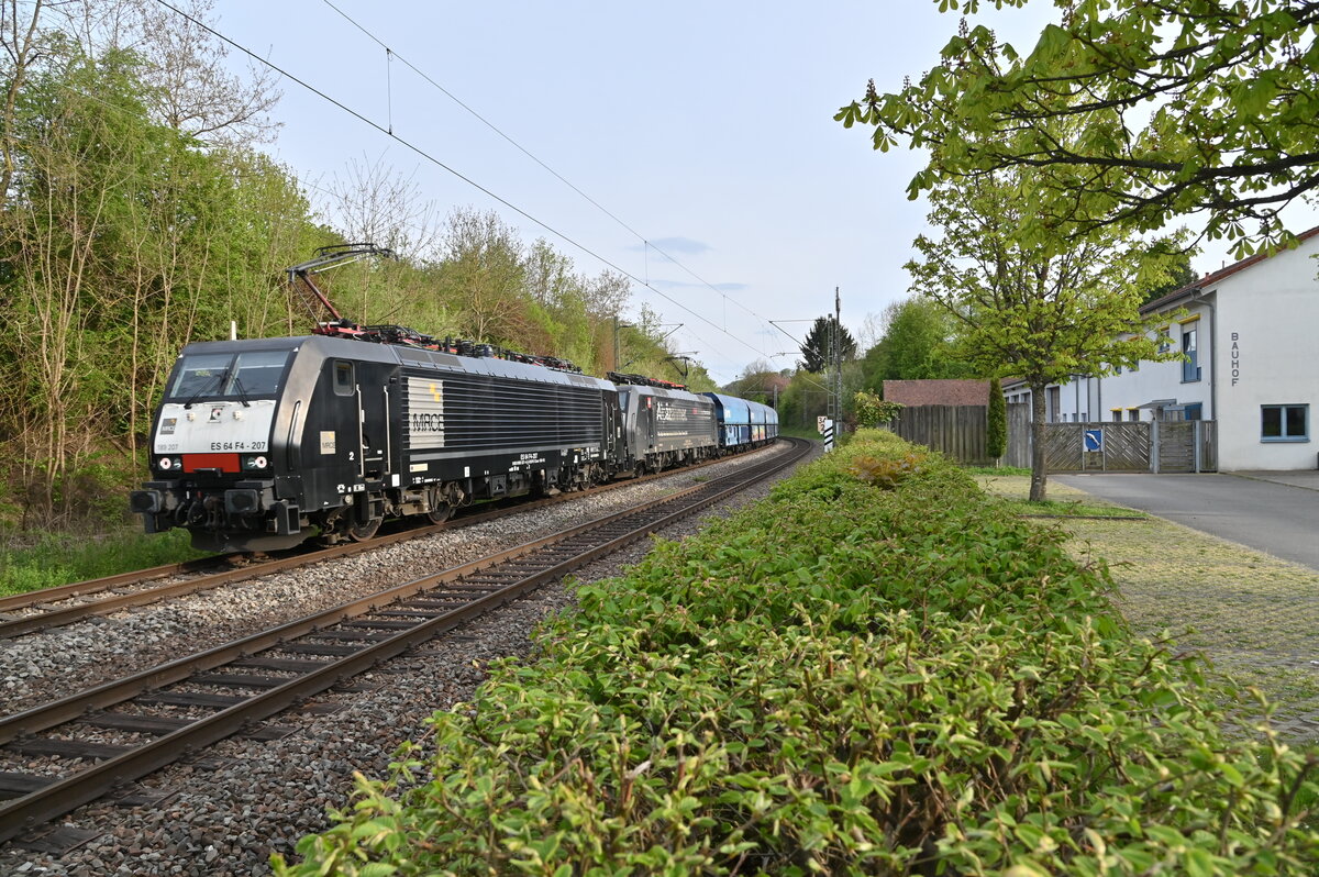 Mit einem leere Kohlewagenzug aus Heilbronn ist die 189 207 nebst einer Schwesterlok am 3.5.2021 gen Heidelberg fahrend in  Neckargerach.                                           