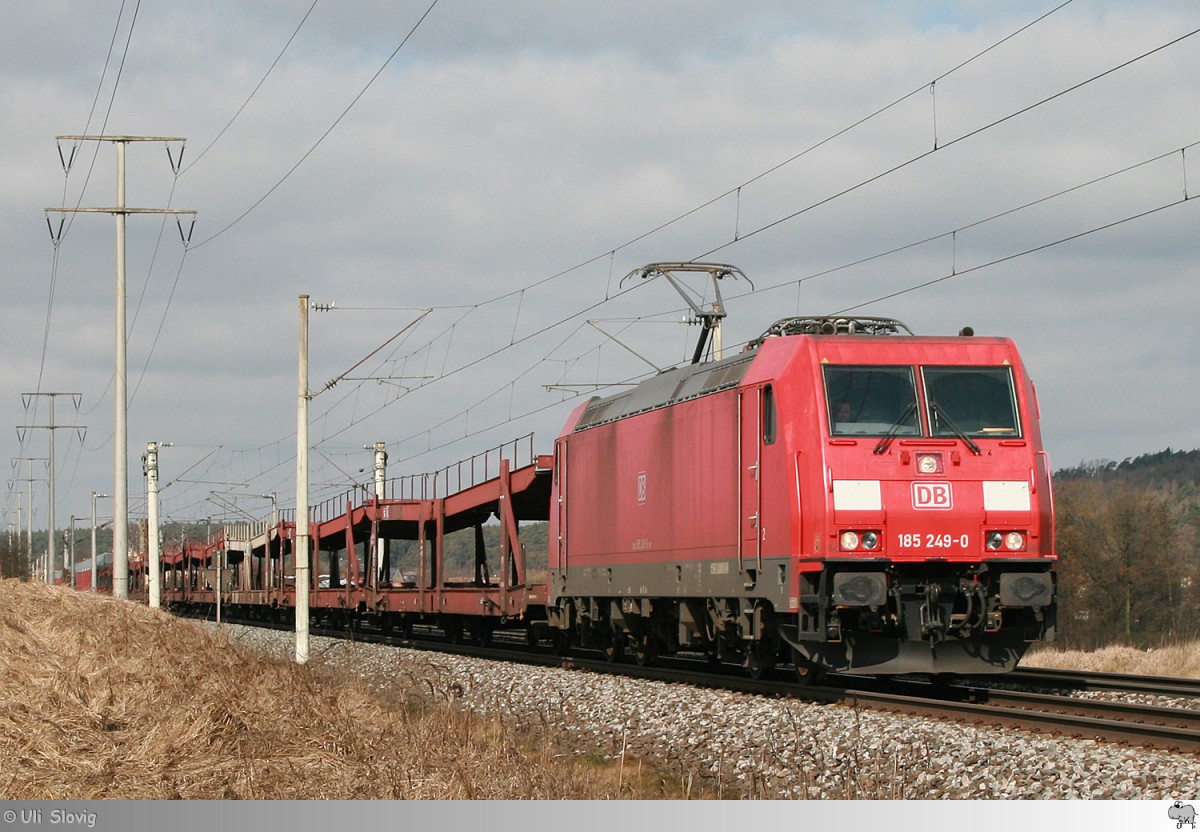 Mit einem leeren Autotransportzug ist 185 249-0 am 12. März 2015 auf der KBS 805 kurz vor Neustadt an der Aisch unterwegs.
