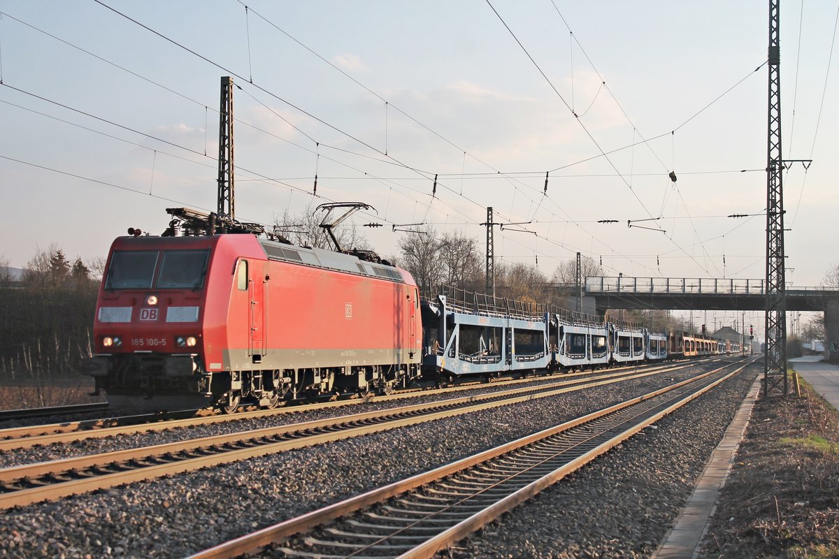 Mit einem leeren Autotransportzug (Basel Bad Bf - Mannheim Rbf) fuhr am Nachmittag des 28.02.2019 die 185 100-5 durch die Gleisanlagen vom Bahnhof Müllheim (Baden) im Markgräflerland in Richtung Freiburg (Breisgau).