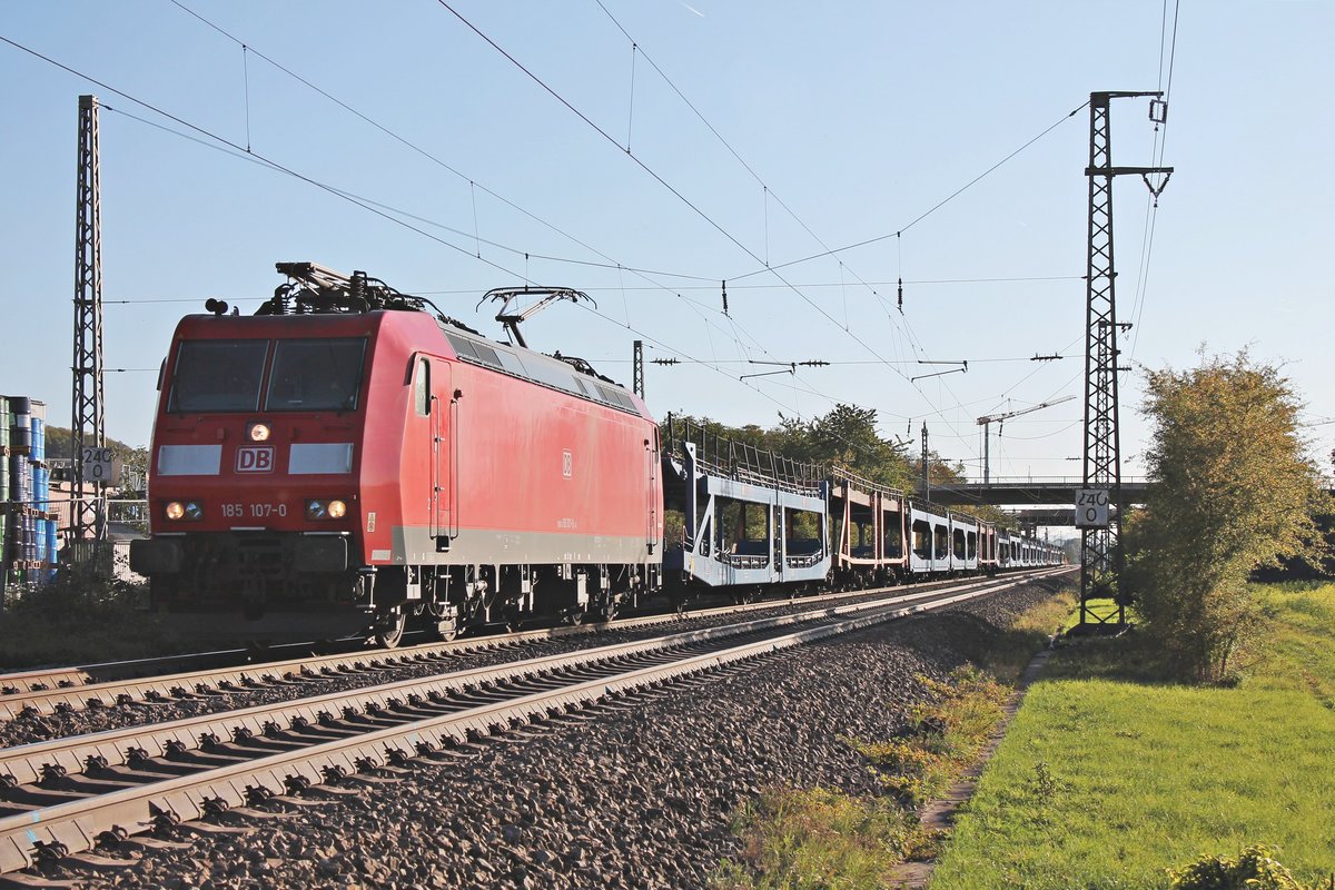 Mit einem leeren Autotransportzug (Basel Bad Rbf - Mannheim Rbf) fuhr am Nachmittag des 16.10.2019 die 185 107-0 südlich vom Haltepunkt Auggen über die Rheintalbahn durchs Markgräflerland in Richtung Müllheim (Baden).