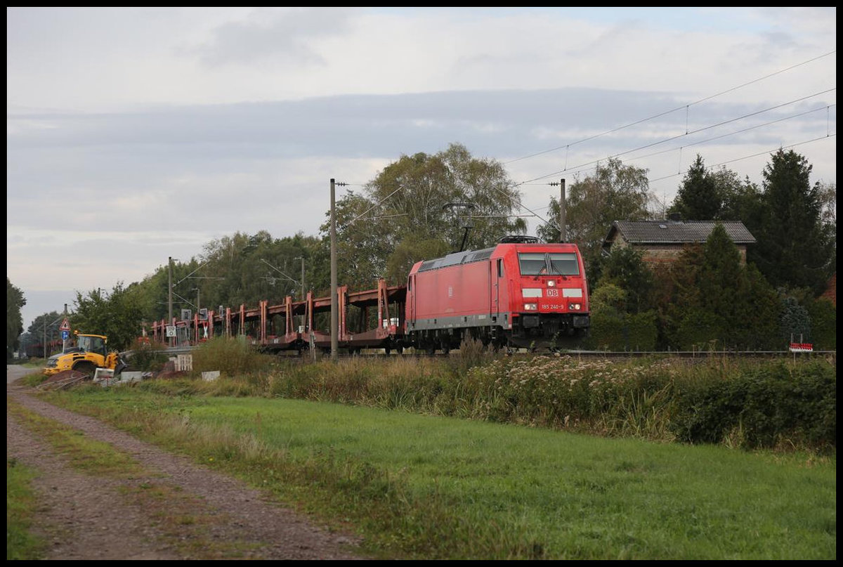 Mit einem leeren Autotransportzug ist hier DB 185240 kurz vor Westerhausen am 29.09.2020 um 10.40 Uhr auf dem Weg nach Löhne in Westfalen.