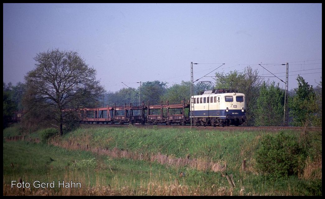 Mit einem leeren Autotransportzug kam 140409 am 15.5.1992 um 8.53 Uhr auf der Rollbahn am Ortsrand von Hasbergen in Richtung Osnabrück daher.
