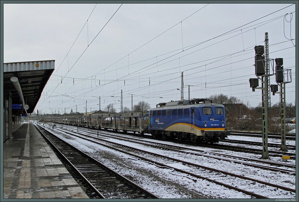 Mit einem leeren Autotransportzug steht 140 761-8 der Mittelweserbahn am 7.12.2013 im Magdeburger Hauptbahnhof. Ein Tiefdruckgebiet hat in der Nacht für den ersten Schnee des Winters gesorgt.