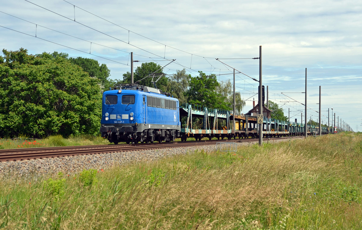 Mit einem leeren Autozug am Haken fuhr 140 037 der Press (140 831) am 21.06.20 durch Braschwitz Richtung Halle(S).