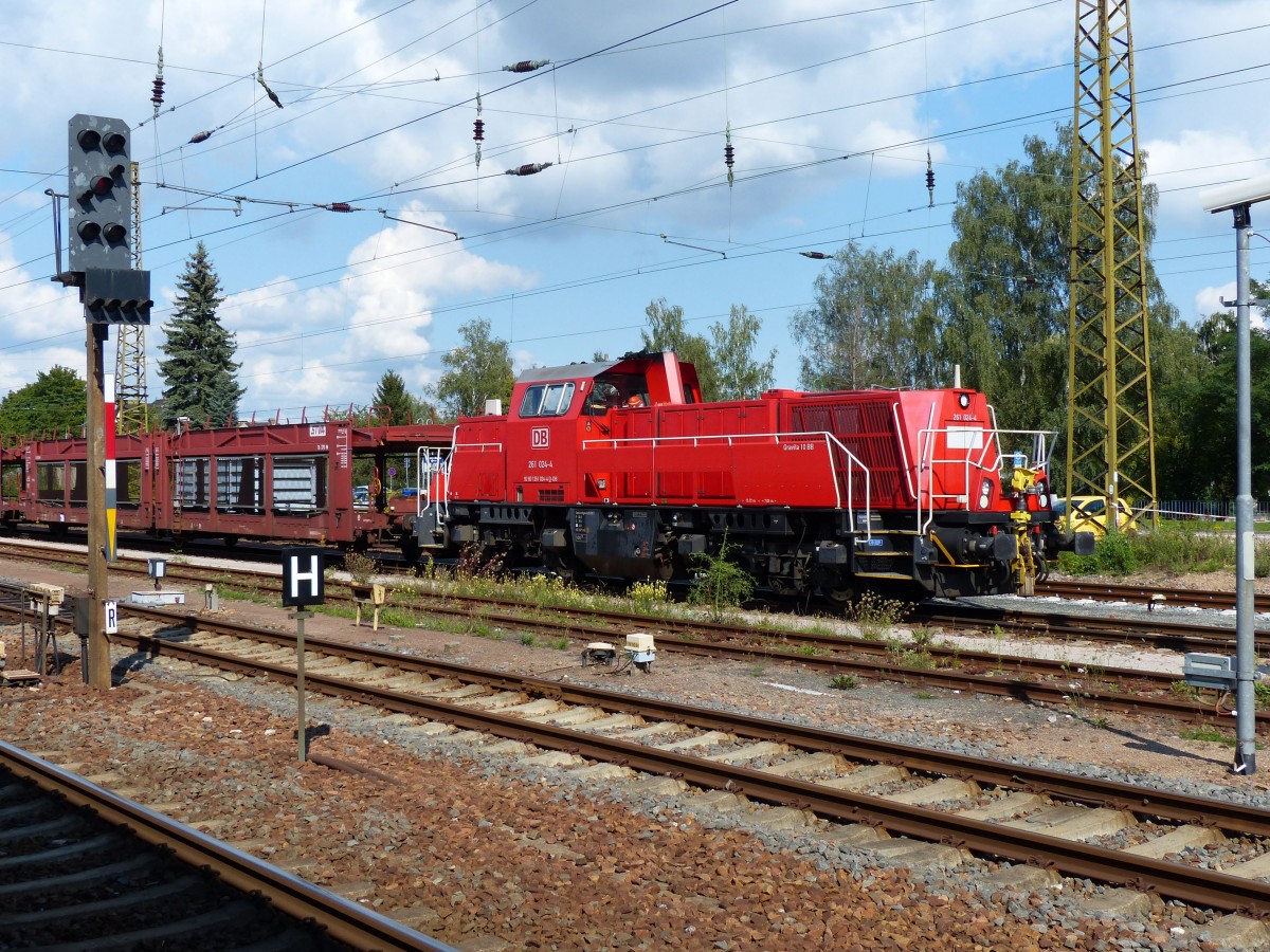 Mit einem leeren Autozug am Haken steht 261 024 am 27.08.2014 auf dem Gößnitzer Bahnhof.