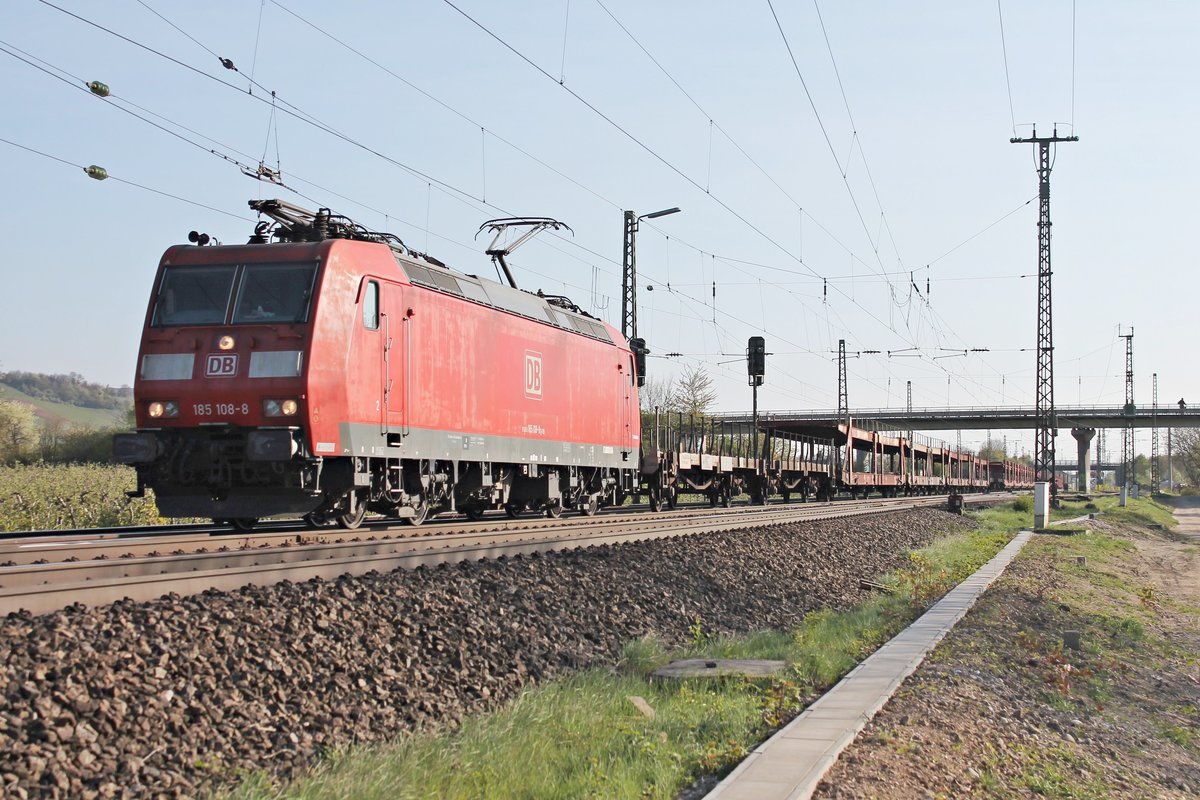 Mit einem leeren Autozug (Basel Bad Rbf - Mannheim Rbf) fuhr am 06.04.2017 die 185 108-8 durch die Gleisanlagen von Müllheim (Baden) in Richtung Norden.