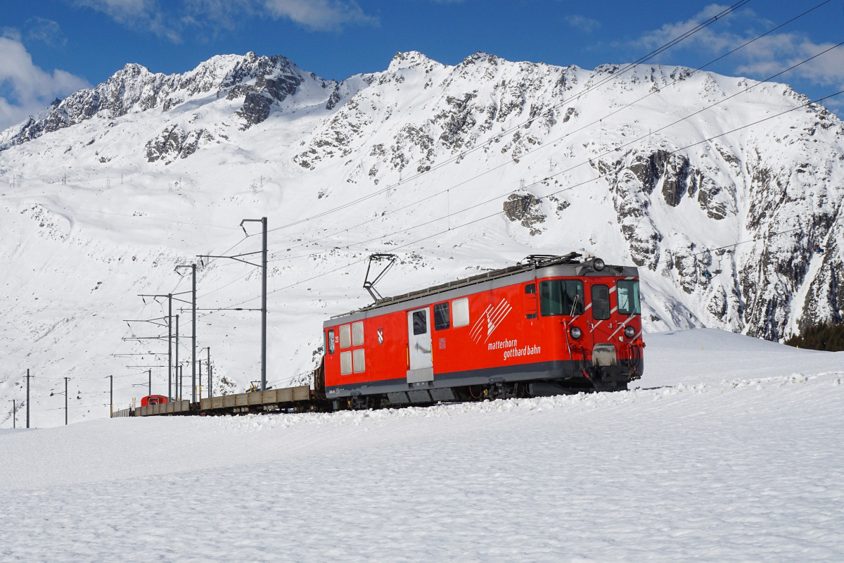 Mit einem leeren Autozug erreicht der Deh 4/4 I 23 am 21.02.2016 Nätschen.
