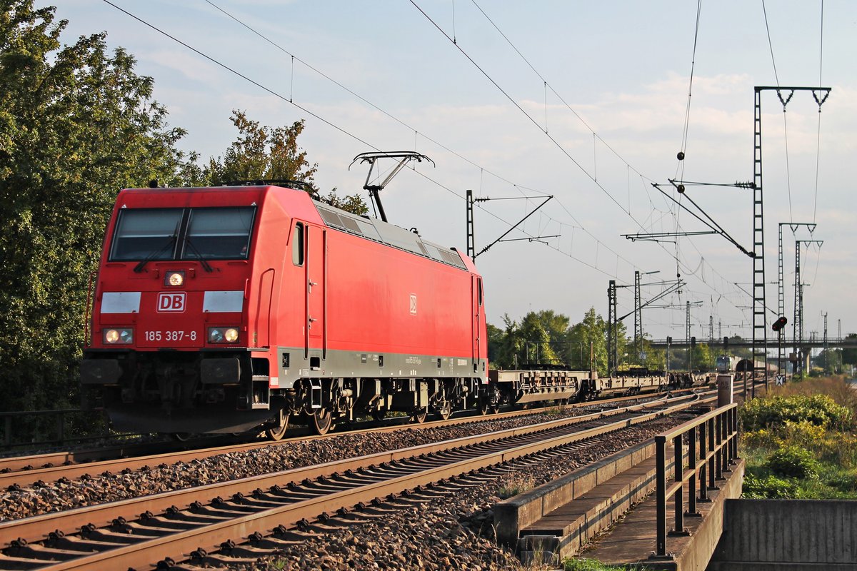 Mit einem leeren Containerzug fuhr am Nachmittag des 12.09.2018 die 185 387-8 nördlich von Müllheim (Baden) über die Rheintalbahn in Richtung Freiburg (Breisgau).