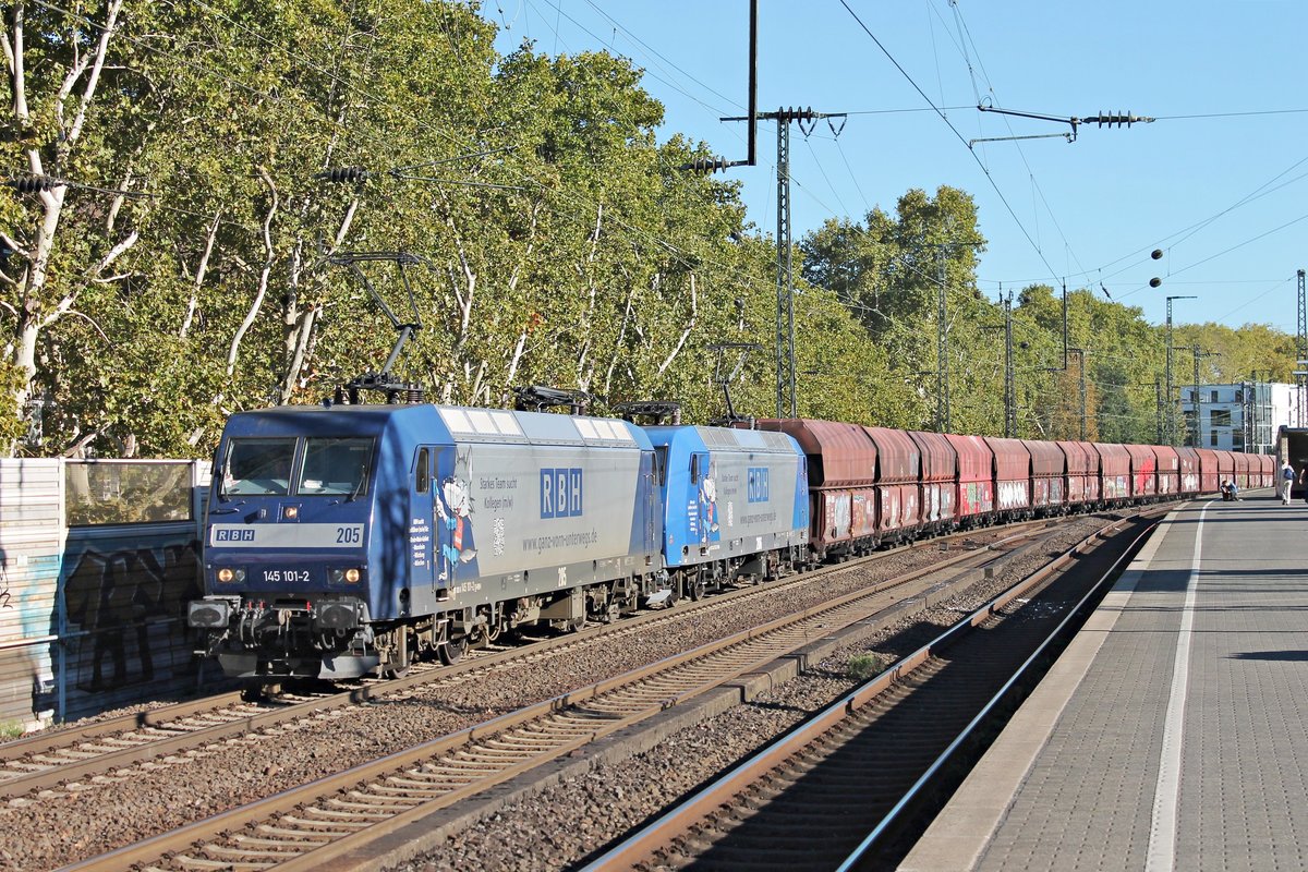 Mit einem leeren Falns-Zug aus Dillingen (Saar) fuhr am Nachmittag des 27.09.2018 die RBH 205 (145 101-2) zusammen mit RBH 206 (145-CL 206 / 145 102-0) durch den Bahnhof von Köln Süd in Richtung Köln West.