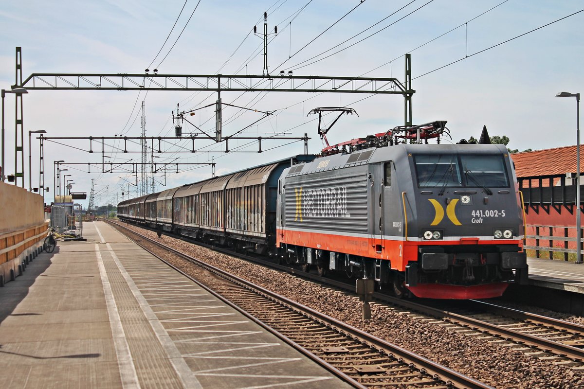 Mit einem leeren  H-Wagen -Zug fuhr am Mittag des 17.07.2019 die 441.002-5  Croft , welche den Zug in Malmö übernommen hatte, durch den Haltepunkt von Hjärup in Richtung Lund.