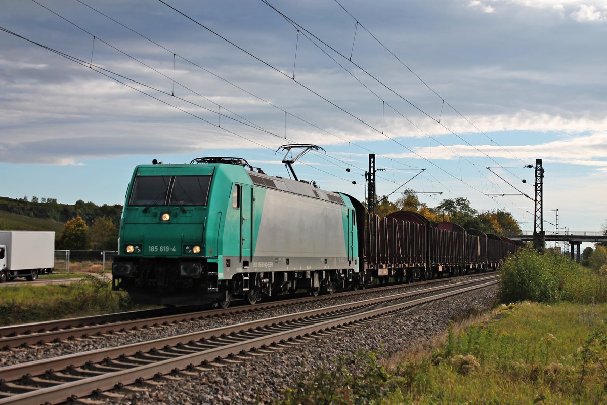 Mit einem leeren Holzzug fuhr am 05.10.2017 die ATLU/HLG 185 619-4 südlich vom Hp. Buggingen durchs Rheintal in Richtung Norden.