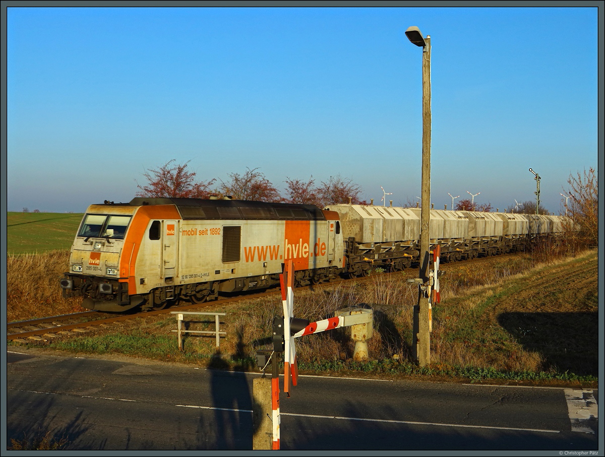 Mit einem leeren Kalkzug rollt 285 001-4 der HVLE am 17.11.2018 in den Bahnhof Blumenberg ein.