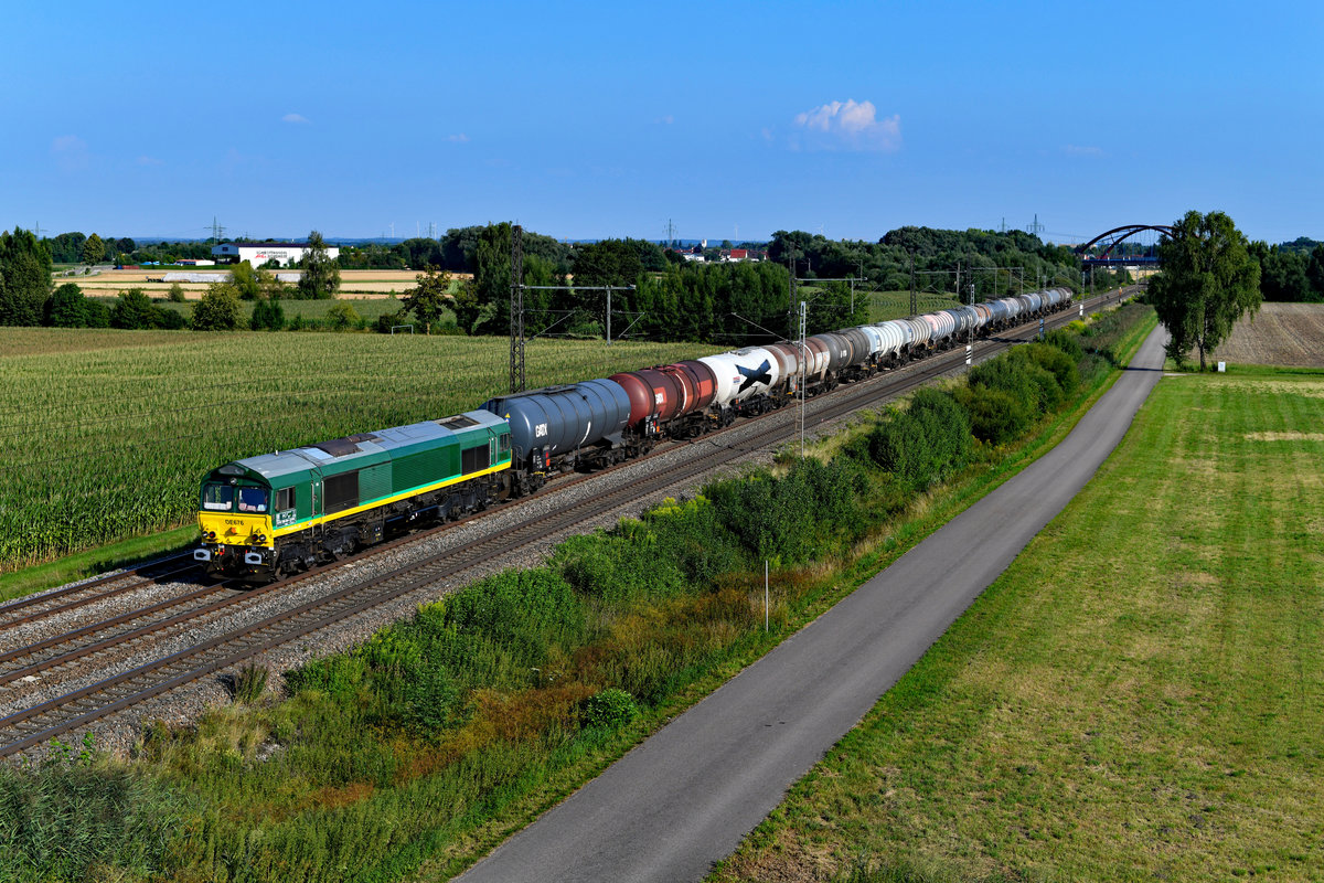 Mit einem leeren Kesselwagenzug aus Kempten kommend konnte am 24. Juli 2018 die 266 044 von RheinCargo bei Nordheim fotografiert werden. 