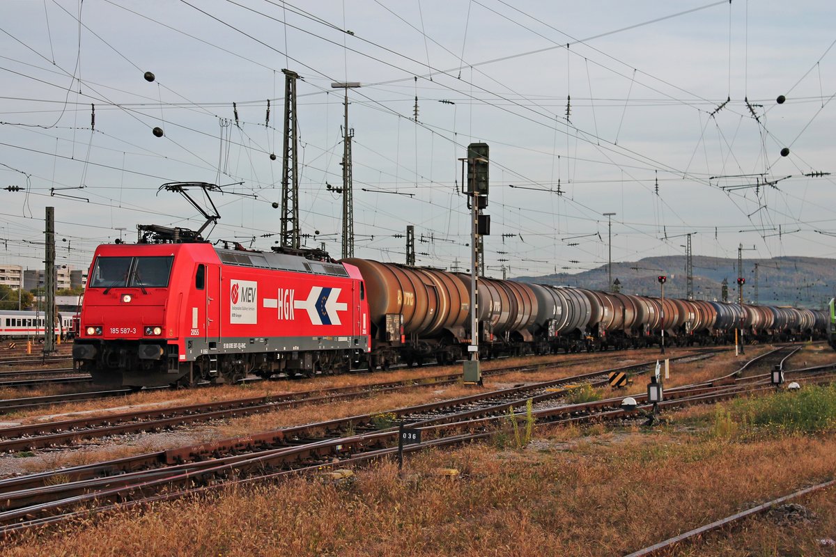 Mit einem leeren Kesselzug aus Cornaux fuhr am 04.10.2017 die ATLU/RHC 2055 (185 587-3)  MEV  über Gleis 1 durch den Badischen Bahnhof von Basel in Richtung Deutschland. (Fotostandpunkt von öffentlich zugänglichen Parkplatz)
