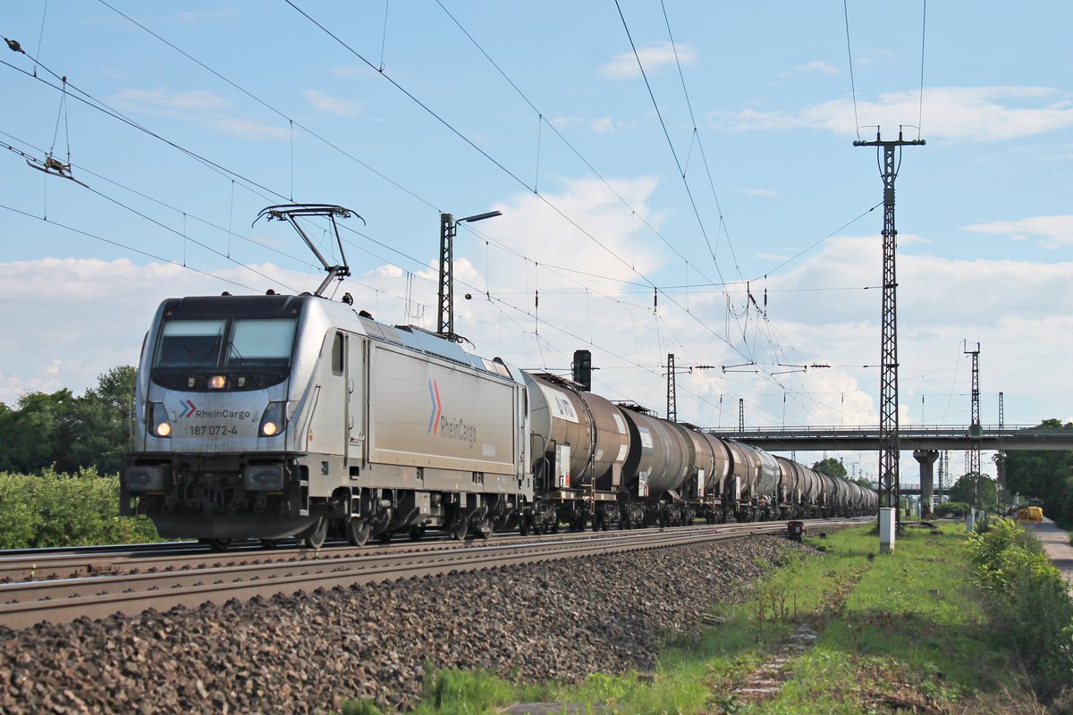 Mit einem leeren Kesselzug aus der Schweiz fuhr am Nachmittag des 01.06.2018 die 187 072-4 über die Rheintalbahn durch die Überholgleise von Müllheim (Baden) in Richtung Freiburg (Breisgau).