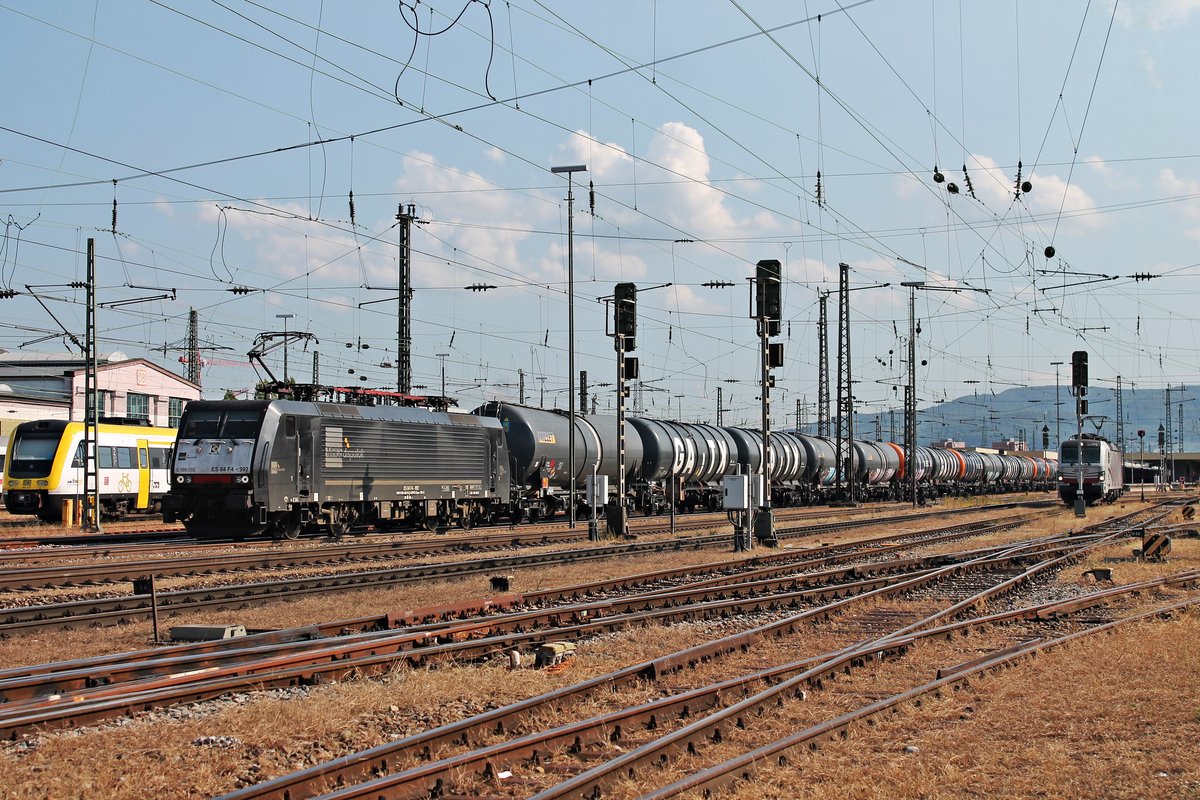 Mit einem leeren Kesselzug aus Glattbrugg (CH) fuhr am Nachmittag des 19.09.2018 die MRCE/SBBCI ES 64 F4-992 (189 092-0), welche den Zug in Basel SBB Rbf von einer Re 6/6 übernommen hatte, über Gleis 4 durch den Badischen Bahnhof von Basel in Richtung Weil am Rhein.