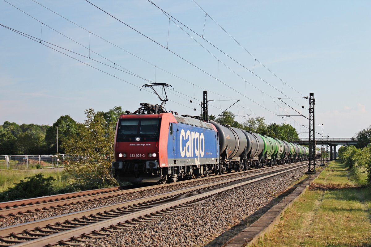 Mit einem leeren Kesselzug aus Glattbrugg (CH) fuhr am Nachmittag des 24.05.2019 die Re 482 002-3 südlich vom Haltepunkt Buggingen über die KBS 703 durchs Markgräflerland in Richtung Freiburg (Breisgau).