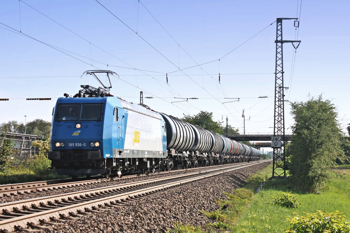 Mit einem leeren Kesselzug aus der Schweiz fuhr am Nachmittag des 28.08.2019 die ATLU/WRS 185 536-0 südlich vom Haltepunkt Auggen über die Rheintalbahn in Richtung Freiburg (Breisgau).