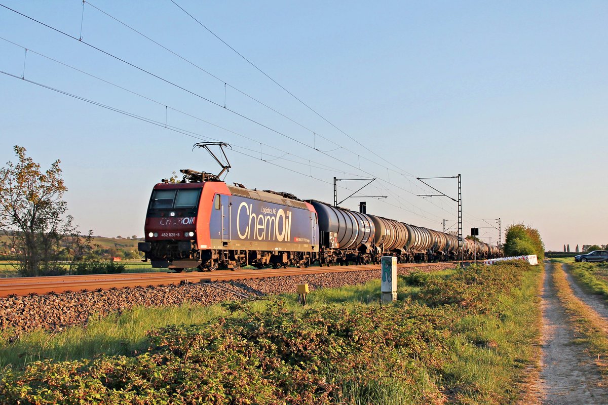 Mit einem leeren Kesselzug aus der Schweiz fuhr am Abend des 23.04.2020 die Re 482 028-8  ChemOil Logistics AG  zwischen Hügelheim und Buggingen über die KBS 702 durchs Rheintal in Richtung Freiburg (Breisgau).